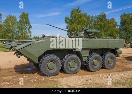 ALABINO, RUSSIE - 25 AOÛT 2020 : véhicule de combat d'infanterie К-17 sur le projet 'Boomerang' par une belle journée d'été. Vue latérale Banque D'Images