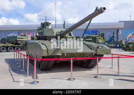 RÉGION DE MOSCOU, RUSSIE - 25 AOÛT 2020 : le nouveau char russe 'Armata' T-14 sur le forum international militaire 'Army-2020'. Vue avant Banque D'Images