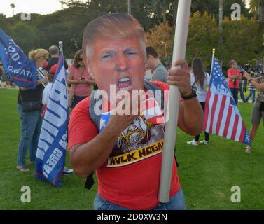 Beverly Hills, États-Unis. 3 octobre 2020. Près de 200 partisans du président Trump ordent le boulevard Santa Monica, certains brandissant de grands drapeaux américains et des bannières « Trump 2020 » lors des véhicules qui passent le samedi 3 octobre 2020 à Beverly Hills, en Californie. La police de Beverly Hills a arrêté deux hommes suspectés de batterie à la fin du rassemblement à Beverly Gardens Park. Photo de Jim Ruymen/UPI crédit: UPI/Alay Live News Banque D'Images