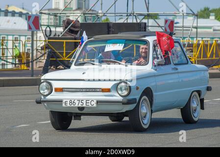 SAINT-PÉTERSBOURG, RUSSIE - 25 MAI 2019 : gros plan de la voiture sous-compacte soviétique ZAZ-968M. Fragment de la parade de transport rétro en l'honneur de la Journée de la ville Banque D'Images