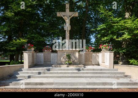 D-Borken, D-Borken-Burlo, D-Borken-Borkenwirthe, Parc naturel de l'ouest de Hohe Mark, Muensterland, Westphalie, Rhénanie-du-Nord-Westphalie, NRW, monument de guerre avec crucifix de grès, lieu commémoratif Banque D'Images