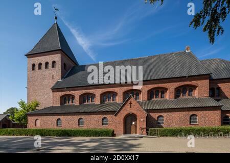 D-Borken, D-Borken-Burlo, D-Borken-Borkenwirthe, Hohe Mark Westmuensterland nature Park, Muensterland, Westphalie, Rhénanie-du-Nord-Westphalie, NRW, église catholique de rectorat Sainte-Croix, église de brique, néo-roman Banque D'Images