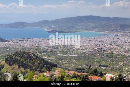 Vue sur la ville de Volos depuis le mont Pélion, Grèce. Banque D'Images