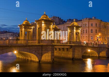 ST. PETERSBOURG, RUSSIE - 25 JUIN 2019 : vue sur le pont Lomonosov pendant une nuit blanche Banque D'Images