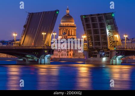 Le dôme de la cathédrale Saint-Isaac dans l'alignement du pont divorcé d'Annonciation sur une nuit blanche. Saint-Pétersbourg, Russie Banque D'Images