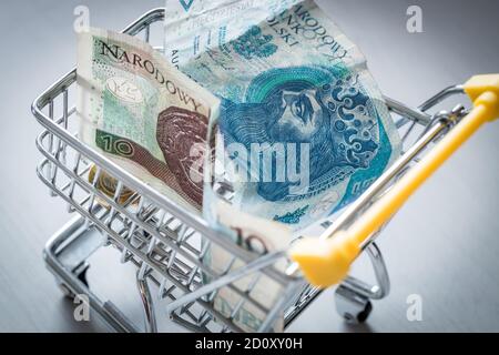 Un panier rempli d'argent de Pologne. Le concept de la hausse des prix dans les magasins et de l'inflation Banque D'Images