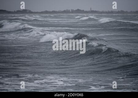 Venise, Italie - Ebauche des mers avec des vagues écrasant sur la plage pendant la marée haute et scirocco Banque D'Images