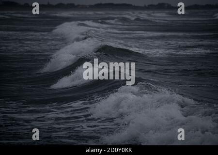 Venise, Italie - Ebauche des mers avec des vagues écrasant sur la plage pendant la marée haute et scirocco Banque D'Images