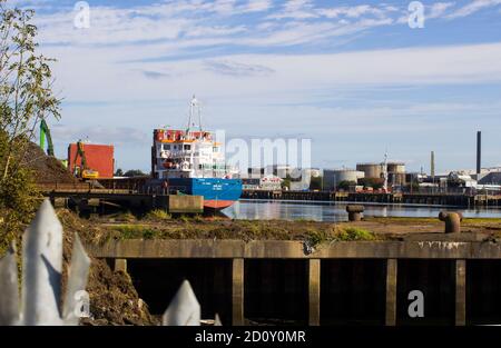 27 septembre 2020 le cargo général Arlau amarré Belfast l'Irlande du Nord se fond dans le paysage industriel de la Le quartier Titanic sur la reine Banque D'Images