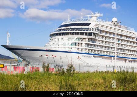 27 septembre 2020 MV Viking Sky, un paquebot de croisière de taille modeste, a amarré dans le quartier Tiitanic sur l'île Queens à Belfast, en Irlande du Nord, sur un beau Banque D'Images