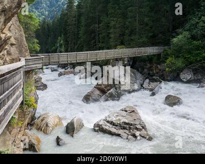 Vue sur le pont Weller au-dessus de la rivière Oetztaler Ache, Oetz, Tyrol, Autriche Banque D'Images