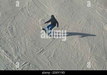 Zhangjiakou, province de Hebei / Chine - 13 février 2015 : snowboardeuse à la station olympique de Genting, station de montagne enneigée qui accueillera le ski et la neige Banque D'Images