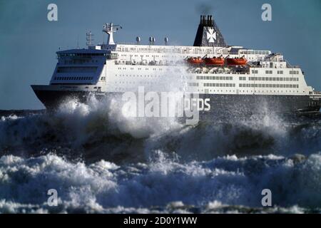 Le King Seaways exploité par DFDS Seaways arrive à l'embouchure du Tyne depuis Amsterdam en mer. Le week-end humide du Royaume-Uni se poursuivra, car un avertissement météo de pluie a été prolongé dans certaines parties du pays de Galles et de l'Angleterre. Banque D'Images