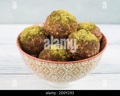 Boules énergétiques de thé Matcha avec beurre de noix Banque D'Images