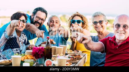 concentrez-vous sur les mains - groupe d'amis de famille d'âges mixtes les gens aiment et s'amusent ensemble en célébrant l'extérieur avec la table et la nourriture et les boissons - gai c Banque D'Images