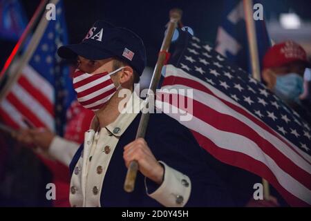 WASHINGTON, DC - 3 OCTOBRE 2020. Les partisans du président Trump se rassemblent en dehors du centre médical militaire national Walter Reed à Bethesda, Maryland. Trump Banque D'Images