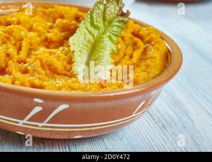 Supu ya malenge, cuisine kenyane, citrouille coupée en morceaux, carottes, pommes de terre, bouillon, gingembre, ail, oignons et huile. Banque D'Images
