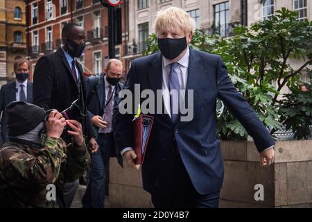 Le Premier ministre Boris Johnson arrive à la BBC Broadcasting House à Londres pour se présenter au spectacle Andrew Marr. Banque D'Images