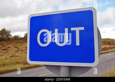 Panneau rectangulaire bleu et blanc SUR l'île de Skye, Écosse, Royaume-Uni avec route et arrière-plan herbacé flou Banque D'Images