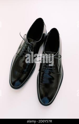 Chaussures derby classiques noires brillantes pour hommes sur fond blanc. Banque D'Images