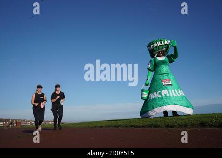 Colin Burgin-Plews, 52 ans, de South Shields, alias The Big Pink Dress, entreprend son cinquième marathon dans sa ville natale, Après que l'événement de cette année a été reporté du 26 avril en raison de la pandémie de Covid-19 et 45,000 coureurs vont maintenant s'attaquer à la distance le 4 octobre sur un cours de leur choix avec leurs progrès suivis par l'application officielle. Banque D'Images