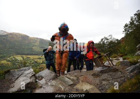 Lloyd Scott, collecteur de fonds vétéran, qui tentera de grimper les trois sommets tout en faisant des promenades en plongée sous-marine avec son équipe de soutien au début de son défi sur Ben Nevis en Écosse. Banque D'Images