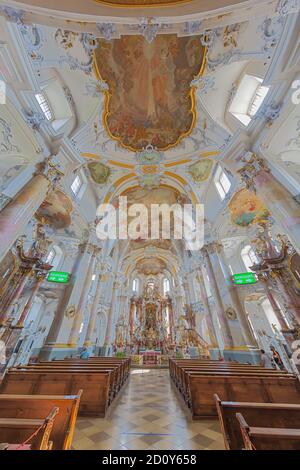 Editorial: BAD STAFFELSTEIN, BAVIÈRE, ALLEMAGNE, 10 août 2020 - vue intérieure de la Basilique des quatorze Saints Helpers avec quelques visiteurs. L'illu Banque D'Images