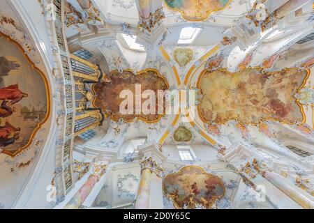 Editorial: BAD STAFFELSTEIN, BAVIÈRE, ALLEMAGNE, 10 août 2020 - vue du plafond de la Basilique des quatorze Saints Helpers avec l'orgue sur le Th Banque D'Images