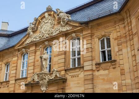 Façade richement décorée du monastère franciscain de Bad Staffelstein À côté de la basilique des quatorze Saints Helpers Banque D'Images