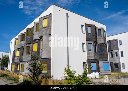 Maison d'appartements moderne avec une façade en bois en partie vue à Berlin, Allemagne Banque D'Images