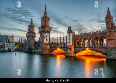 Le magnifique pont Oberbaum à Berlin au crépuscule Banque D'Images