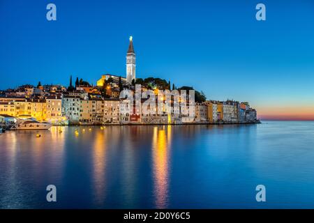 Vue sur la vieille ville de Rovinj en Croatie à nuit Banque D'Images