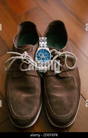 Montre-bracelet en daim marron pour hommes avec cadran bleu. Banque D'Images