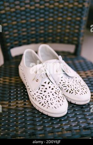 Mocassins blancs pour femmes avec lacets et motifs. Banque D'Images