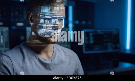 Handsome Young développeur de logiciels travaillant sur l'ordinateur personnel dans l'identité numérique Cyber sécurité Data Center, Program Coding Language réfléchit sur son Banque D'Images