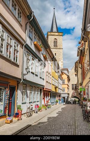 Vue sur la Kraemerbruecke (pont des marchands) jusqu'à la tour de l'Aegidienkirche, Erfurt, Thuringe, Allemagne, Europe Banque D'Images