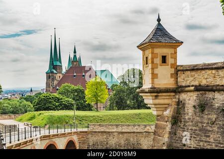 Vue de la citadelle Petersberg à la colline de la cathédrale avec la cathédrale d'Erfurt et l'église Severi Erfurt, capitale de la Thuringe, Allemagne, Europe Banque D'Images