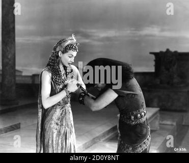 VIVIEN LEIGH ET FLORA ROBSON DANS CAESAR ET CLEOPATRA 1945 directeur GABRIEL PASCAL pièce / scénario George Bernard Shaw décor / costumes Oliver Messell direction artistique John Bryan et hein Heckroth Gabriel Pascal Productions / producteurs indépendants / Symphonie nationale Orchestra / Eagle - Lion Distributors Limited Banque D'Images