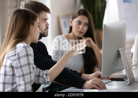 Des collègues ciblés collaborent au bureau à l'aide d'un PC Banque D'Images