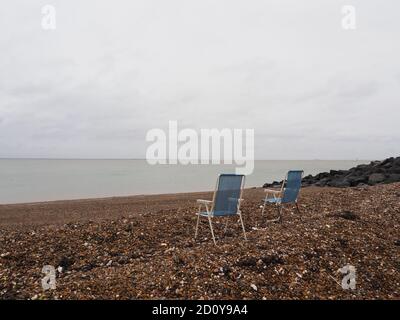 Sheerness, Kent, Royaume-Uni. 4 octobre 2020. Météo au Royaume-Uni : deux chaises pliantes abandonnées ressemblent un peu à une installation d'art conceptuel sur un octobre matin gris et humide à Sheerness, Kent. Crédit : James Bell/Alay Live News Banque D'Images