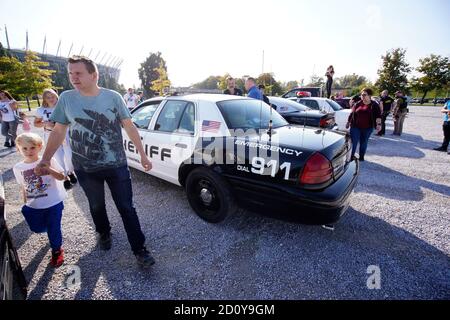 Les visiteurs se rendent à l'American police car Parade à Varsovie, en Pologne, le 3 octobre 2020. Samedi dans les enthousiastes se sont rassemblés avec leur Pol américain Banque D'Images