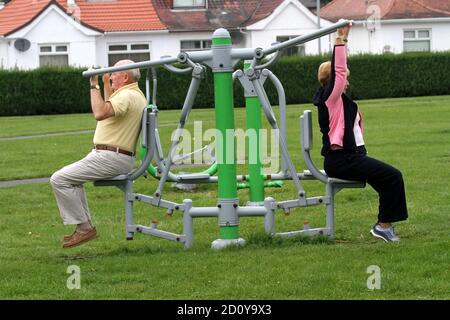 Ayr, Ayrshire, Écosse, 3 septembre 2014 : couple âgé retraité utilise l'équipement d'exercice à Newton Park, Ayr Banque D'Images