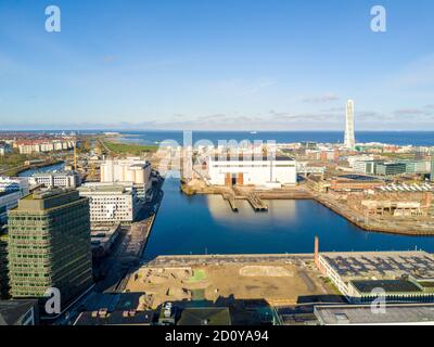 Vue aérienne des bâtiments modernes avec un chantier naval à Malmo City, Suède Banque D'Images