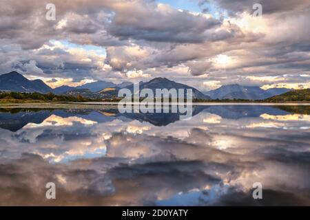 Cloudscape - chaos au coucher du soleil sur le lac Alserio, Côme, Lombardie, Italie Banque D'Images