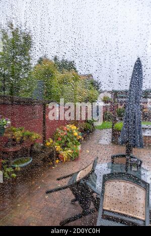 Northampton, le 4 octobre 2020. De fortes pluies de nuit se poursuivent le matin et sont prévues pour le reste d'aujourd'hui. Crédit : Keith J Smith./Alamy Live News Banque D'Images