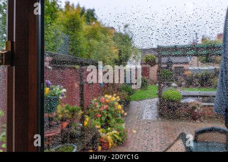 Northampton, le 4 octobre 2020. De fortes pluies de nuit se poursuivent le matin et sont prévues pour le reste d'aujourd'hui. Crédit : Keith J Smith./Alamy Live News Banque D'Images