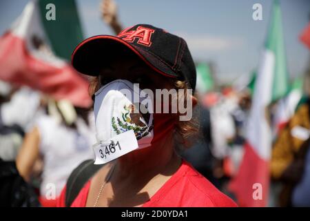 Mexico, Mexique. 03ème octobre 2020. MEXICO, MEXIQUE - OCTOBRE 3 : un manifestant du Front National anti-AMLO (FRENA) participe à une marche pour protester contre le président du Mexique Andres Manuel Lopez Obrador, plus de 100,000 personnes se joignent à la marche pour demander la démission de Lopez Obrador. Depuis septembre 21, des tentes ont été installées dans le Zocalo pour demander la démission immédiate du président mexicain. Le 3 octobre 2020 à Mexico, Mexique crédit: L'accès photo/Alamy Live News Banque D'Images