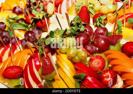Buffet authentique, assortiment de fruits frais, baies et agrumes. Éclairage matinal, spot tendance et doux au foyer. Banque D'Images