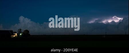 Ligne de nuages de tempête avec décharge de foudre au-dessus des nuages Banque D'Images