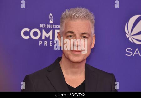 Cologne, Allemagne. 02 octobre 2020. Le comédien Michael Mittermeier vient à la présentation du Prix allemand de la comédie 2020 crédit: Horst Galuschka/dpa/Alay Live News Banque D'Images